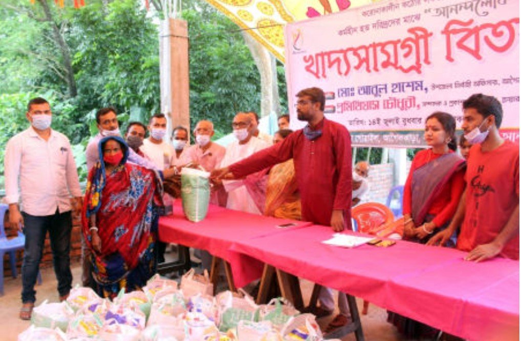 গরিব ও অসহায়দের মাঝে আনন্দলোকের খাদ্যদ্রব্য বিতরণ